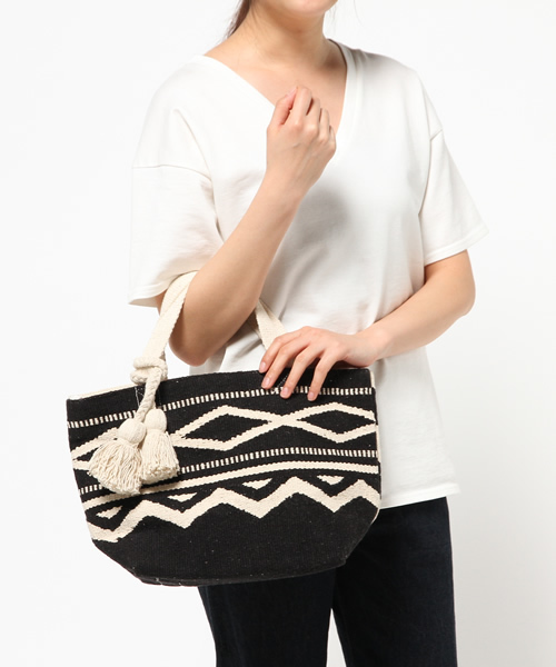 Ray BEAMS（レイビームス）の「Lilas Campbell / レクタングル タッセルトート（トートバッグ・レディース・ブラック/ブルー・ONE SIZE）」の3枚目の写真