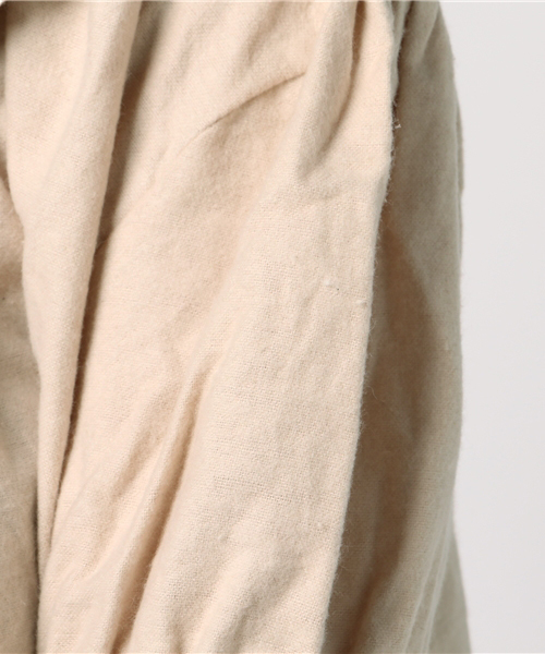 MERLOT（メルロー）の「ビッグ襟ギャザースリーブトップス7108（シャツ/ブラウス・レディース・チャコールグレー/ブラック/アイボリー/オレンジ・FREE）」の12枚目の写真