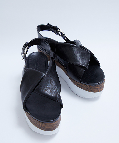 UNITED TOKYO（ユナイテッドトウキョウ）の「ウッドブロックプラットフォームサンダル（サンダル・レディース・ブラック/ベージュ・1/2/0）」の2枚目の写真