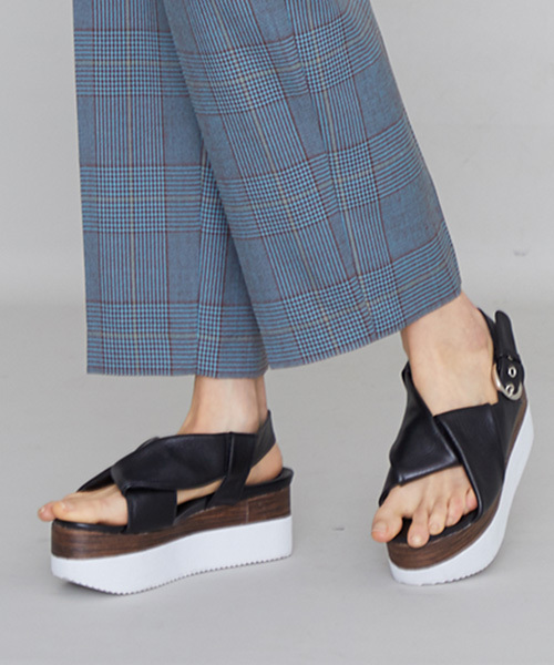 UNITED TOKYO（ユナイテッドトウキョウ）の「ウッドブロックプラットフォームサンダル（サンダル・レディース・ブラック/ベージュ・1/2/0）」の4枚目の写真