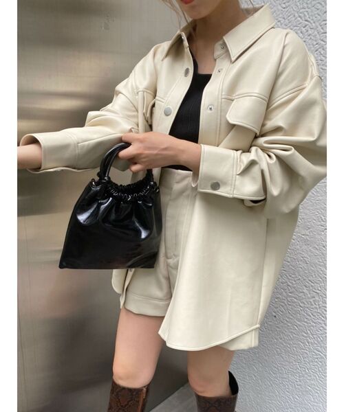 EVRIS（エヴリス）の「レザーライクシャツジャケット（ブルゾン・レディース・ブラック/ブラウン/アイボリー・FREE）」の2枚目の写真