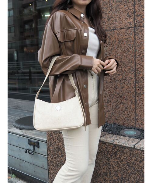 EVRIS（エヴリス）の「レザーライクシャツジャケット（ブルゾン・レディース・ブラック/ブラウン/アイボリー・FREE）」の4枚目の写真