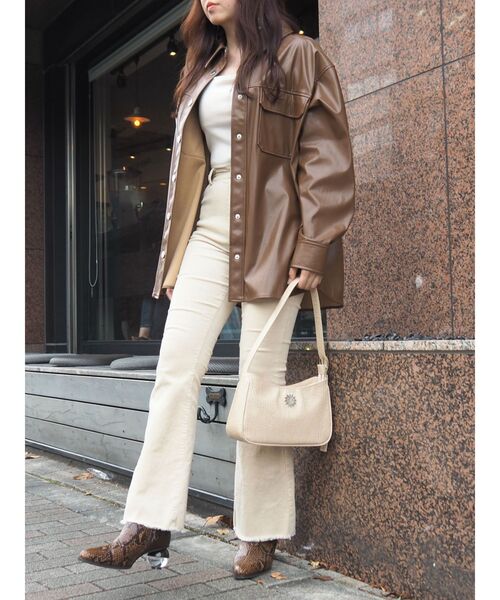 EVRIS（エヴリス）の「レザーライクシャツジャケット（ブルゾン・レディース・ブラック/ブラウン/アイボリー・FREE）」の6枚目の写真