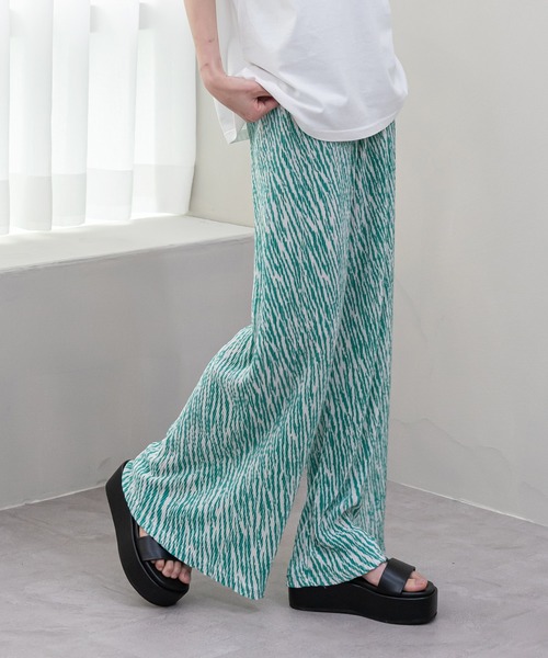 UNE MANSION(ユヌマンション)の「シマウマパターンプリーツパンツ(その他パンツ・レディース・ブラック/イエロー/グリーン・FREE)」の2枚目の写真