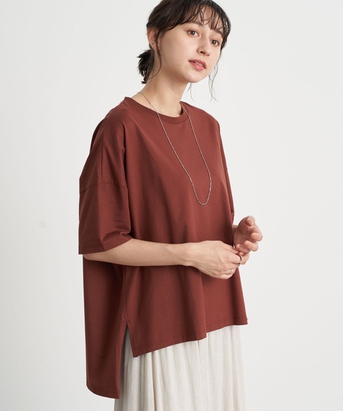 earth music&ecology（アースミュージックアンドエコロジー）の「吸水速乾サイドスリットBIGプルオーバー ＊（Tシャツ/カットソー・レディース・チャコールグレー/ブラック/ダークブラウン/オフホワイト/ブルー/ライトブラウン/ミント/ボルドー/その他7/ライトベージュ/グレイッシュベージュ/ブラック系その他4・FREE）」の12枚目の写真