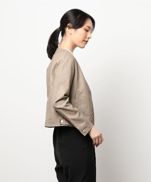 STYLEBLOCK（スタイルブロック）の「PUレザーノーカラーライダースジャケット（ライダースジャケット・レディース・ベージュ/アッシュグレー/キャメル/ブラック・L/M）」の6枚目の写真