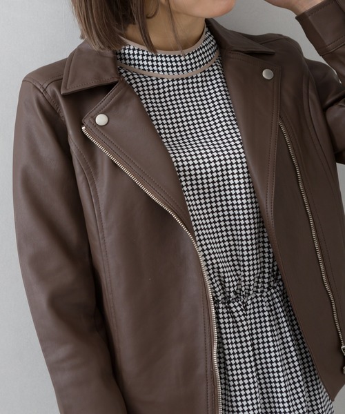 SpRay（スプレイ）の「フェイクレザーライダース（ライダースジャケット・レディース・グレイッシュベージュ/ブラック/ブラウン/モカ・FREE）」の2枚目の写真