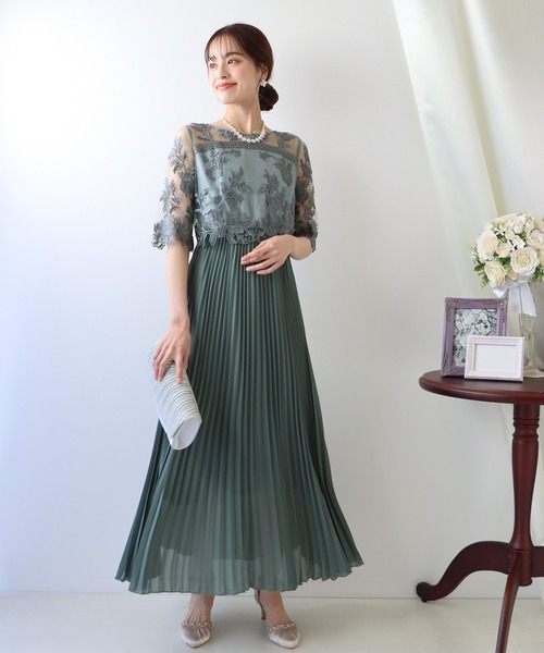 BLUEEAST（ブルーイースト）の「刺繍レース切り替えプリーツスカート袖付きロング丈パーティードレス（ドレス・レディース・ライトカーキ/アーミー/グレイッシュベージュ/ブルーグレー・MEDIUM）」の5枚目の写真