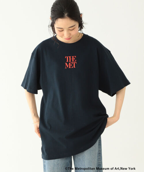 BEAMS BOY（ビームスボーイ）の「THE MET × BEAMS BOY / MINI LOGO T（Tシャツ/カットソー・レディース・ネイビー/オフホワイト・X-LARGE）」の5枚目の写真