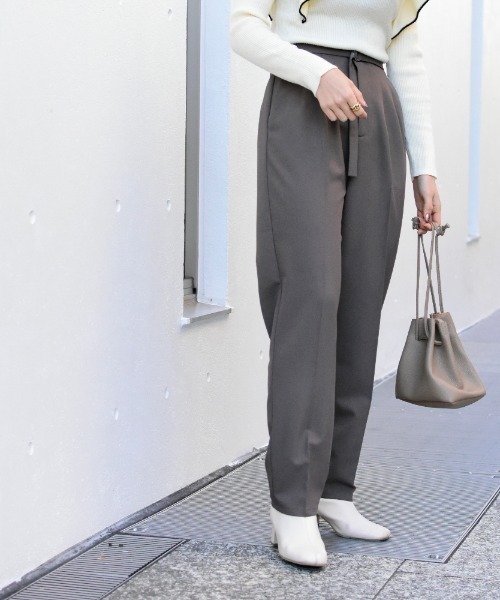 Brownie（ブラウニー）の「Brownie ベルト付 ハイウエストテーパードパンツ（その他パンツ・レディース・イエロー/ダークブラウン/アイボリー/ピンク/グリーン・FREE）」の3枚目の写真