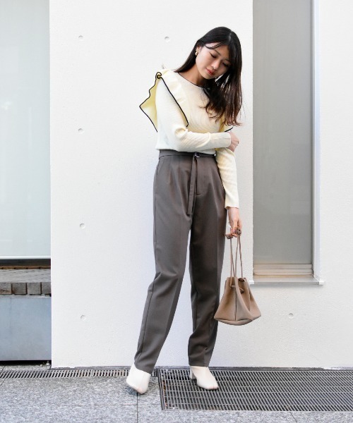 Brownie（ブラウニー）の「Brownie ベルト付 ハイウエストテーパードパンツ（その他パンツ・レディース・イエロー/ダークブラウン/アイボリー/ピンク/グリーン・FREE）」の7枚目の写真