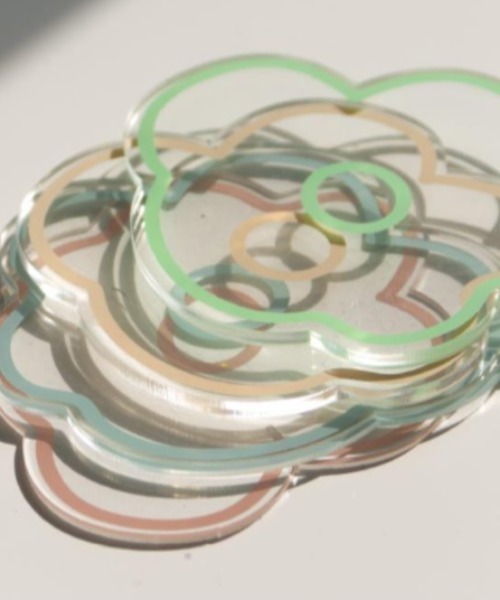 Made in I（メイドインアイ）の「アクリルフラワーモチーフコースター（ランチョンマット/テーブルウェア・レディース・ピンク/イエロー/オレンジ/ブルー/グリーン・FREE）」の2枚目の写真