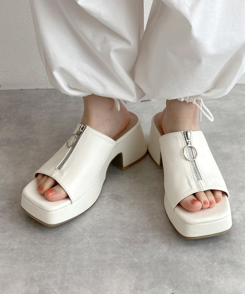 w closet（ダブルクローゼット）の「リングジッパーミュール（サンダル・レディース・ブラウン/ブラック/ホワイト・M/L）」の2枚目の写真