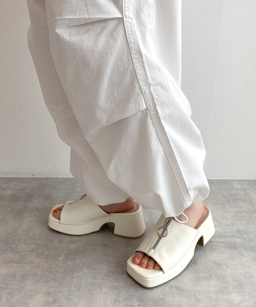 w closet（ダブルクローゼット）の「リングジッパーミュール（サンダル・レディース・ブラウン/ブラック/ホワイト・M/L）」の6枚目の写真