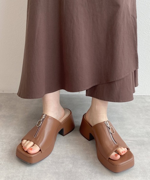 w closet（ダブルクローゼット）の「リングジッパーミュール（サンダル・レディース・ブラウン/ブラック/ホワイト・M/L）」の4枚目の写真