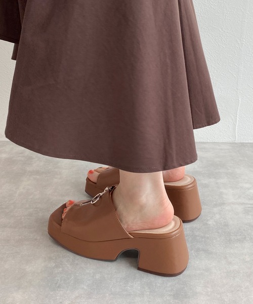 w closet（ダブルクローゼット）の「リングジッパーミュール（サンダル・レディース・ブラウン/ブラック/ホワイト・M/L）」の12枚目の写真