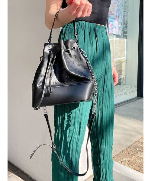 GYDA(ジェイダ)の「GG PATTERN エンボス2WAY drewstringバッグ(ハンドバッグ・レディース・オフホワイト/ブラック・FREE)」の2枚目の写真