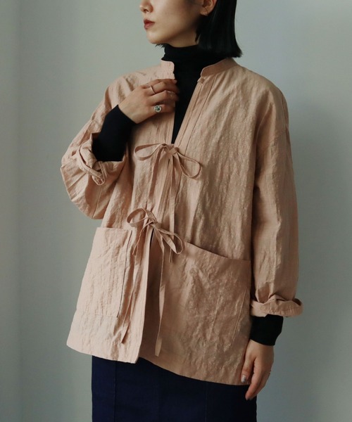 yuni(ユニ )の「Slub Cotton/Nylon ribon shirt jacket(ノーカラージャケット・レディース・ホワイト/ブラック/ピンクベージュ・FREE)」の3枚目の写真