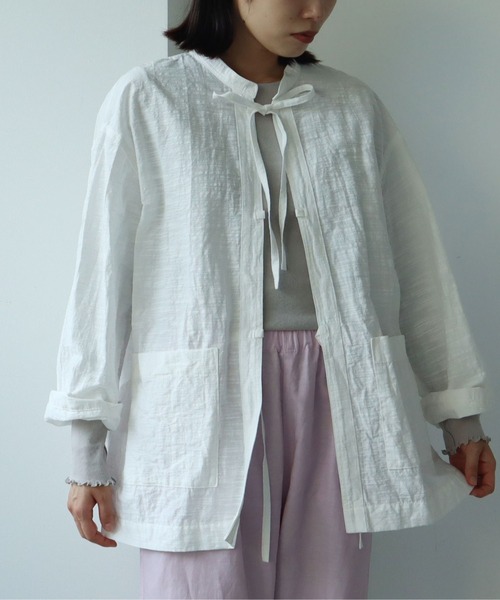 yuni(ユニ )の「Slub Cotton/Nylon ribon shirt jacket(ノーカラージャケット・レディース・ホワイト/ブラック/ピンクベージュ・FREE)」の1枚目の写真