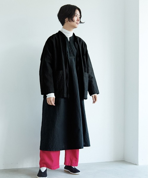 yuni(ユニ )の「Slub Cotton/Nylon ribon shirt jacket(ノーカラージャケット・レディース・ホワイト/ブラック/ピンクベージュ・FREE)」の22枚目の写真