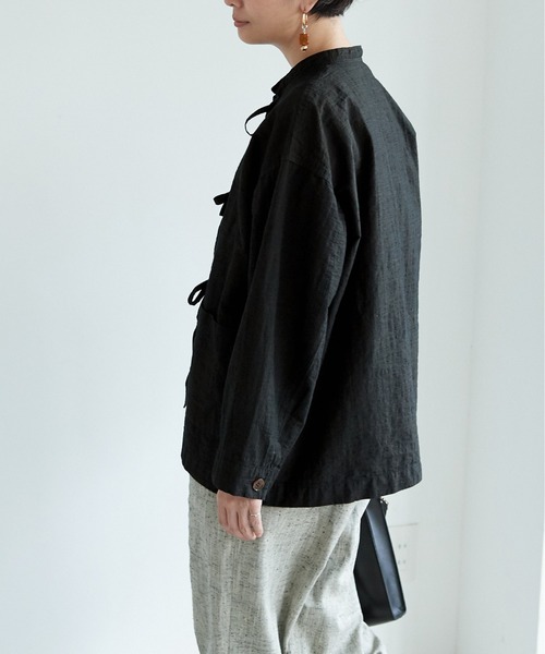 yuni(ユニ )の「Slub Cotton/Nylon ribon shirt jacket(ノーカラージャケット・レディース・ホワイト/ブラック/ピンクベージュ・FREE)」の19枚目の写真