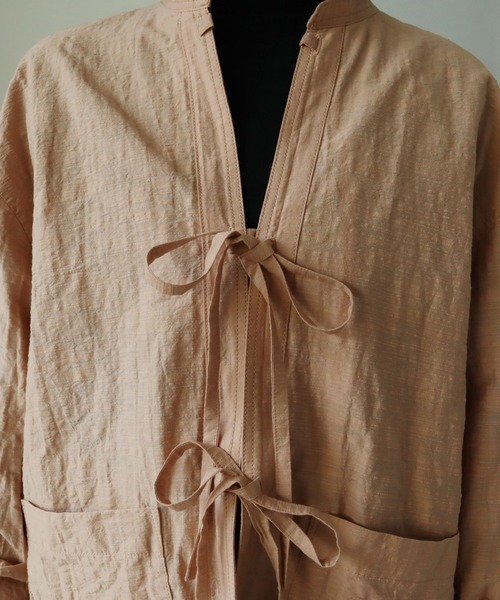 yuni(ユニ )の「Slub Cotton/Nylon ribon shirt jacket(ノーカラージャケット・レディース・ホワイト/ブラック/ピンクベージュ・FREE)」の10枚目の写真