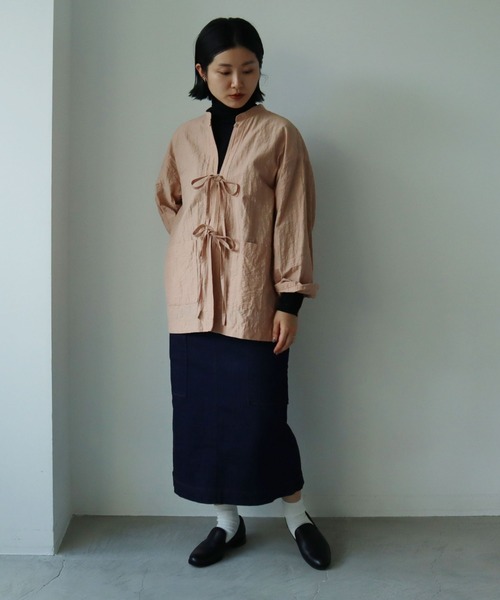 yuni(ユニ )の「Slub Cotton/Nylon ribon shirt jacket(ノーカラージャケット・レディース・ホワイト/ブラック/ピンクベージュ・FREE)」の5枚目の写真