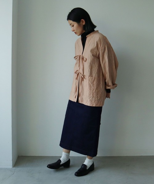 yuni(ユニ )の「Slub Cotton/Nylon ribon shirt jacket(ノーカラージャケット・レディース・ホワイト/ブラック/ピンクベージュ・FREE)」の6枚目の写真