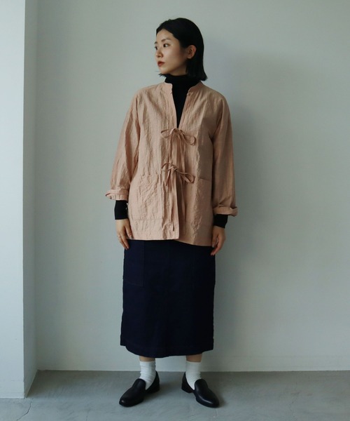 yuni(ユニ )の「Slub Cotton/Nylon ribon shirt jacket(ノーカラージャケット・レディース・ホワイト/ブラック/ピンクベージュ・FREE)」の4枚目の写真