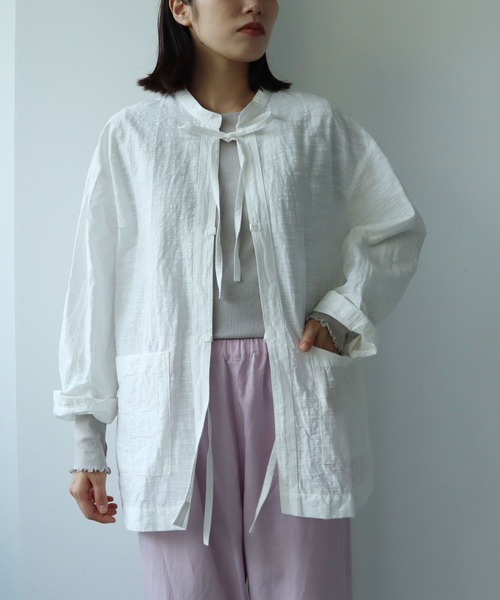 yuni(ユニ )の「Slub Cotton/Nylon ribon shirt jacket(ノーカラージャケット・レディース・ホワイト/ブラック/ピンクベージュ・FREE)」の14枚目の写真