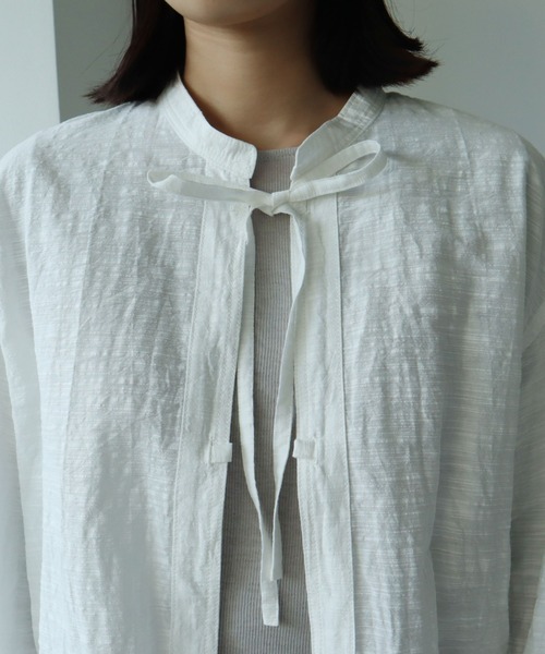 yuni(ユニ )の「Slub Cotton/Nylon ribon shirt jacket(ノーカラージャケット・レディース・ホワイト/ブラック/ピンクベージュ・FREE)」の15枚目の写真