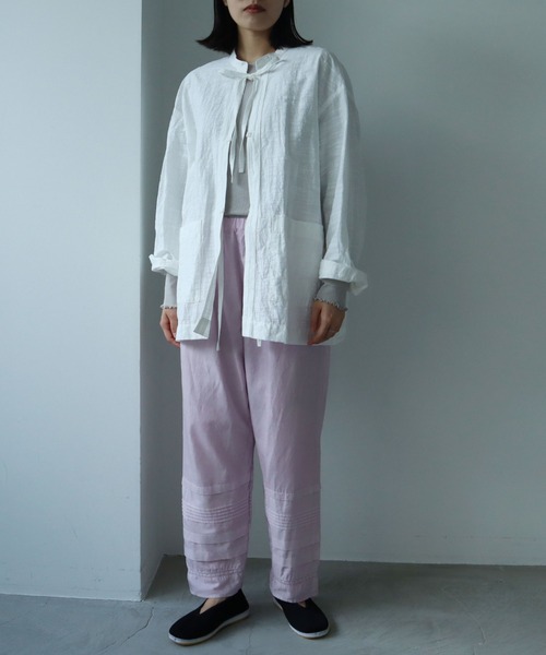 yuni(ユニ )の「Slub Cotton/Nylon ribon shirt jacket(ノーカラージャケット・レディース・ホワイト/ブラック/ピンクベージュ・FREE)」の12枚目の写真