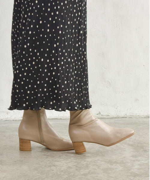 tukn.（トゥクン）の「柔らかい履き心地　スクエアトゥウッドヒールストレッチブーツ（ブーツ・レディース・ブラック/アイボリー/グレイッシュベージュ・LL/SS/S/M/L）」の3枚目の写真