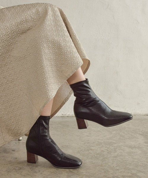 tukn.（トゥクン）の「柔らかい履き心地　スクエアトゥウッドヒールストレッチブーツ（ブーツ・レディース・ブラック/アイボリー/グレイッシュベージュ・LL/SS/S/M/L）」の2枚目の写真