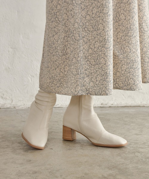 tukn.（トゥクン）の「柔らかい履き心地　スクエアトゥウッドヒールストレッチブーツ（ブーツ・レディース・ブラック/アイボリー/グレイッシュベージュ・LL/SS/S/M/L）」の5枚目の写真