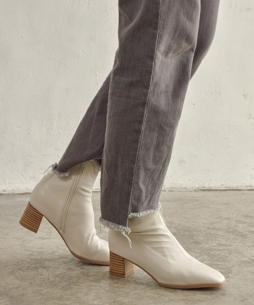 tukn.（トゥクン）の「柔らかい履き心地　スクエアトゥウッドヒールストレッチブーツ（ブーツ・レディース・ブラック/アイボリー/グレイッシュベージュ・LL/SS/S/M/L）」の20枚目の写真