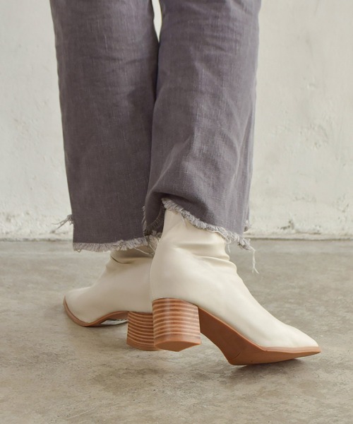 tukn.（トゥクン）の「柔らかい履き心地　スクエアトゥウッドヒールストレッチブーツ（ブーツ・レディース・ブラック/アイボリー/グレイッシュベージュ・LL/SS/S/M/L）」の8枚目の写真