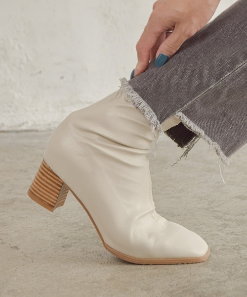 tukn.（トゥクン）の「柔らかい履き心地　スクエアトゥウッドヒールストレッチブーツ（ブーツ・レディース・ブラック/アイボリー/グレイッシュベージュ・LL/SS/S/M/L）」の11枚目の写真