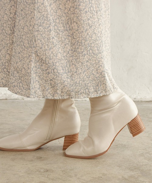 tukn.（トゥクン）の「柔らかい履き心地　スクエアトゥウッドヒールストレッチブーツ（ブーツ・レディース・ブラック/アイボリー/グレイッシュベージュ・LL/SS/S/M/L）」の17枚目の写真