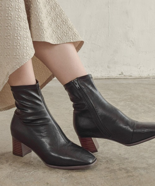 tukn.（トゥクン）の「柔らかい履き心地　スクエアトゥウッドヒールストレッチブーツ（ブーツ・レディース・ブラック/アイボリー/グレイッシュベージュ・LL/SS/S/M/L）」の14枚目の写真