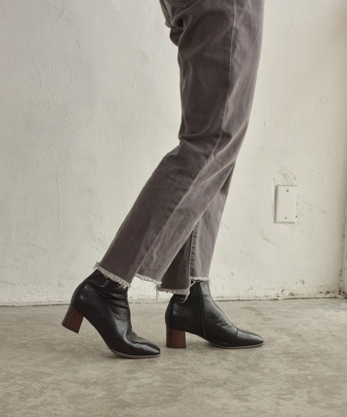 tukn.（トゥクン）の「柔らかい履き心地　スクエアトゥウッドヒールストレッチブーツ（ブーツ・レディース・ブラック/アイボリー/グレイッシュベージュ・LL/SS/S/M/L）」の6枚目の写真