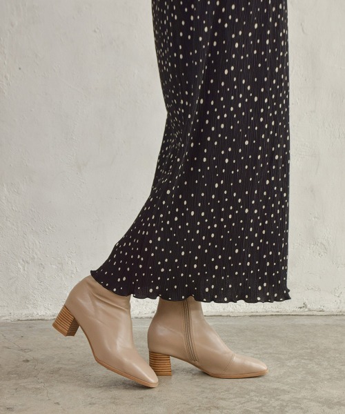 tukn.（トゥクン）の「柔らかい履き心地　スクエアトゥウッドヒールストレッチブーツ（ブーツ・レディース・ブラック/アイボリー/グレイッシュベージュ・LL/SS/S/M/L）」の9枚目の写真