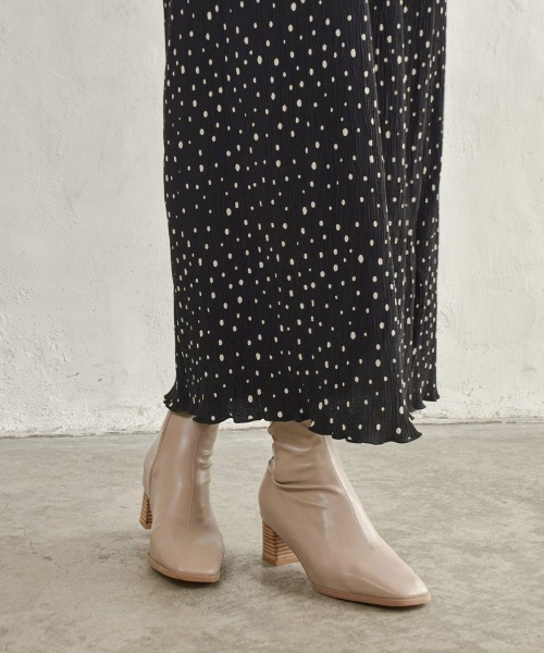 tukn.（トゥクン）の「柔らかい履き心地　スクエアトゥウッドヒールストレッチブーツ（ブーツ・レディース・ブラック/アイボリー/グレイッシュベージュ・LL/SS/S/M/L）」の12枚目の写真