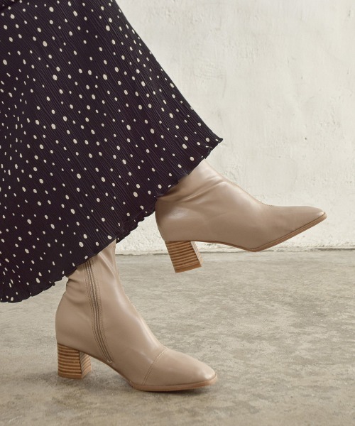 tukn.（トゥクン）の「柔らかい履き心地　スクエアトゥウッドヒールストレッチブーツ（ブーツ・レディース・ブラック/アイボリー/グレイッシュベージュ・LL/SS/S/M/L）」の18枚目の写真