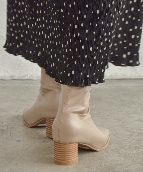 tukn.（トゥクン）の「柔らかい履き心地　スクエアトゥウッドヒールストレッチブーツ（ブーツ・レディース・ブラック/アイボリー/グレイッシュベージュ・LL/SS/S/M/L）」の15枚目の写真