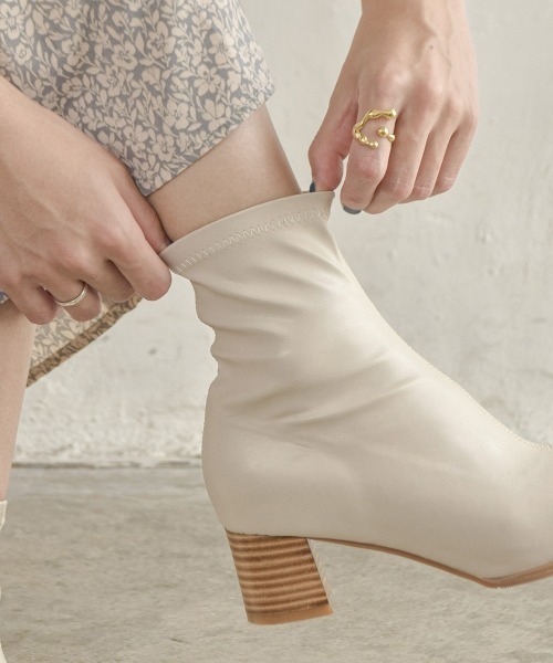 tukn.（トゥクン）の「柔らかい履き心地　スクエアトゥウッドヒールストレッチブーツ（ブーツ・レディース・ブラック/アイボリー/グレイッシュベージュ・LL/SS/S/M/L）」の7枚目の写真