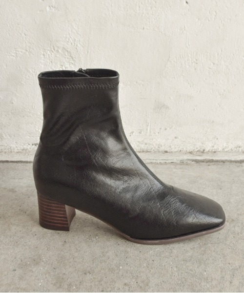 tukn.（トゥクン）の「柔らかい履き心地　スクエアトゥウッドヒールストレッチブーツ（ブーツ・レディース・ブラック/アイボリー/グレイッシュベージュ・LL/SS/S/M/L）」の13枚目の写真