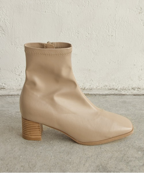 tukn.（トゥクン）の「柔らかい履き心地　スクエアトゥウッドヒールストレッチブーツ（ブーツ・レディース・ブラック/アイボリー/グレイッシュベージュ・LL/SS/S/M/L）」の19枚目の写真