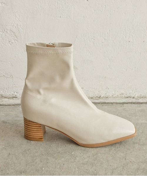 tukn.（トゥクン）の「柔らかい履き心地　スクエアトゥウッドヒールストレッチブーツ（ブーツ・レディース・ブラック/アイボリー/グレイッシュベージュ・LL/SS/S/M/L）」の16枚目の写真