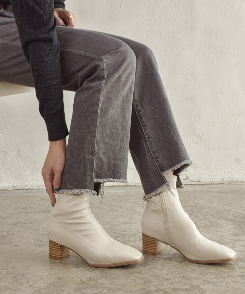 tukn.（トゥクン）の「柔らかい履き心地　スクエアトゥウッドヒールストレッチブーツ（ブーツ・レディース・ブラック/アイボリー/グレイッシュベージュ・LL/SS/S/M/L）」の4枚目の写真